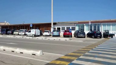 Termoli, Molise, İtalya 12 Nisan 2024: Borgo Antico 'ya yakın Termoli limanı, balıkçı tekneleri ve Tremiti Adaları için bir ara iskele olan Guardia di Finanza ve tersane iskelesi tarafından karakterize edilmiştir.