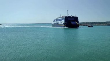 Termoli, Molise, İtalya 12 Nisan 2024: Borgo Antico 'ya yakın Termoli limanı, balıkçı tekneleri ve Tremiti Adaları için bir ara iskele olan Guardia di Finanza ve tersane iskelesi tarafından karakterize edilmiştir.