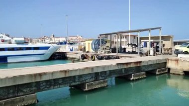 Termoli, Molise, İtalya 12 Nisan 2024: Borgo Antico 'ya yakın Termoli limanı, balıkçı tekneleri ve Tremiti Adaları için bir ara iskele olan Guardia di Finanza ve tersane iskelesi tarafından karakterize edilmiştir.