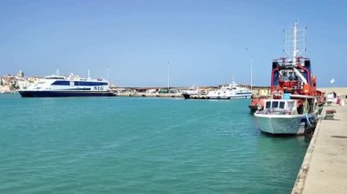 Termoli, Molise, İtalya 12 Nisan 2024: Borgo Antico 'ya yakın Termoli limanı, balıkçı tekneleri ve Tremiti Adaları için bir ara iskele olan Guardia di Finanza ve tersane iskelesi tarafından karakterize edilmiştir.