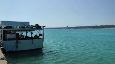 Termoli, Molise, İtalya 12 Nisan 2024: Borgo Antico 'ya yakın Termoli limanı, balıkçı tekneleri ve Tremiti Adaları için bir ara iskele olan Guardia di Finanza ve tersane iskelesi tarafından karakterize edilmiştir.