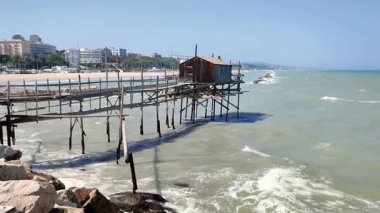 Termoli, Molise, İtalya 12 Nisan 2024: Trabucco Celestino Viale dei Trabucchi 'nin uçurumunda antik köyün eteklerinde