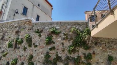 Termoli, Molise, İtalya 12 Nisan 2024: Borgo Antico 'ya yakın Termoli limanı, balıkçı tekneleri ve Tremiti Adaları için bir ara iskele olan Guardia di Finanza ve tersane iskelesi tarafından karakterize edilmiştir.