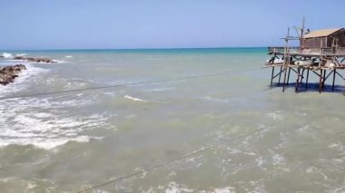 Termoli, Molise, İtalya 12 Nisan 2024: İlkbaharda Lungomare Cristoforo Colombo 'da plaj