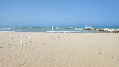 Termoli, Molise, İtalya 12 Nisan 2024: İlkbaharda Lungomare Cristoforo Colombo 'da plaj