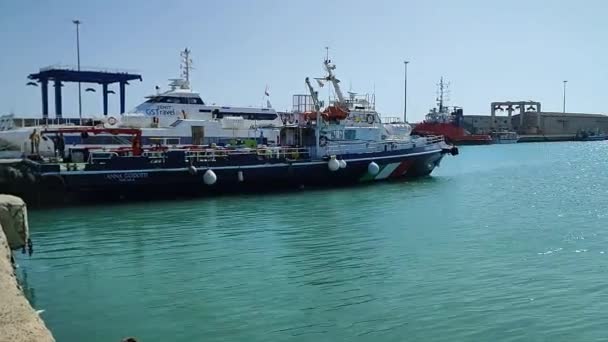 2024年4月12日 意大利莫利塞 特莫利港 特莫利港 靠近Borgo Antico 特点是有一个渔船码头和一个供Tremiti群岛使用的中间码头Guardia Finanza 以及造船厂码头 — 图库视频影像