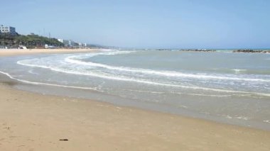 Termoli, Molise, İtalya 12 Nisan 2024: İlkbaharda Lungomare Cristoforo Colombo 'da plaj