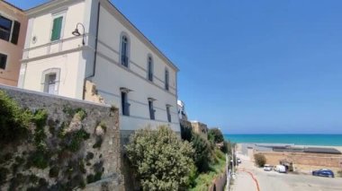 Termoli, Molise, İtalya 12 Nisan 2024: Borgo Antico 'ya yakın Termoli limanı, balıkçı tekneleri ve Tremiti Adaları için bir ara iskele olan Guardia di Finanza ve tersane iskelesi tarafından karakterize edilmiştir.