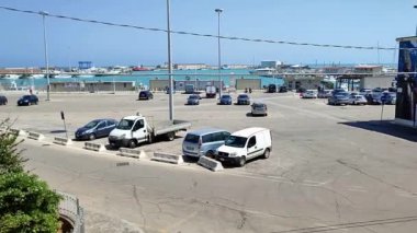 Termoli, Molise, İtalya 12 Nisan 2024: Borgo Antico 'ya yakın Termoli limanı, balıkçı tekneleri ve Tremiti Adaları için bir ara iskele olan Guardia di Finanza ve tersane iskelesi tarafından karakterize edilmiştir.