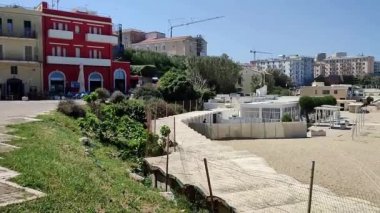 Termoli, Molise, İtalya 12 Nisan 2024: İlkbaharda Lungomare Cristoforo Colombo 'da plaj