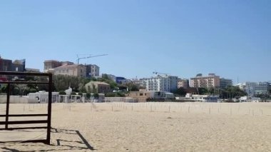 Termoli, Molise, İtalya 12 Nisan 2024: İlkbaharda Lungomare Cristoforo Colombo 'da plaj