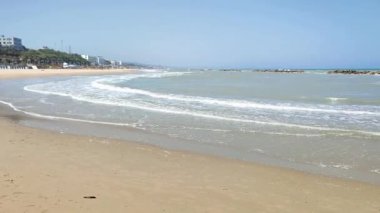 Termoli, Molise, İtalya 12 Nisan 2024: İlkbaharda Lungomare Cristoforo Colombo 'da plaj