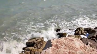 Termoli, Molise, İtalya 12 Nisan 2024: Viale dei Trabucchi 'den deniz fenerine ulaşan dalgakıran boyunca liman gezisi