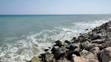 Termoli, Molise, İtalya 12 Nisan 2024: Viale dei Trabucchi 'den deniz fenerine ulaşan dalgakıran boyunca liman gezisi