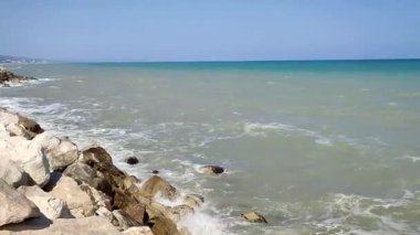 Termoli, Molise, İtalya 12 Nisan 2024: Viale dei Trabucchi 'den deniz fenerine ulaşan dalgakıran boyunca liman gezisi