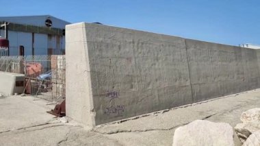 Termoli, Molise, İtalya 12 Nisan 2024: Viale dei Trabucchi 'den deniz fenerine ulaşan dalgakıran boyunca liman gezisi
