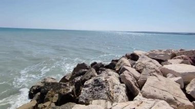 Termoli, Molise, İtalya 12 Nisan 2024: Viale dei Trabucchi 'den deniz fenerine ulaşan dalgakıran boyunca liman gezisi