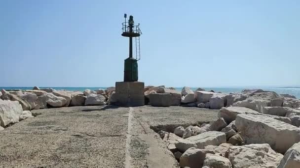 Termoli Molise Italien April 2024 Hafenpromenade Entlang Des Wellenbrechers Der — Stockvideo