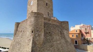 Termoli, Molise, İtalya: Adriyatik Denizi 'ndeki güçlendirilmiş köy, Swabian Kalesi tarafından 11. yüzyılda inşa edildi.