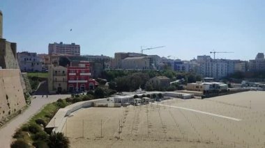 Termoli, Molise, İtalya 12 Nisan 2024: İlkbaharda Lungomare Cristoforo Colombo 'da plaj
