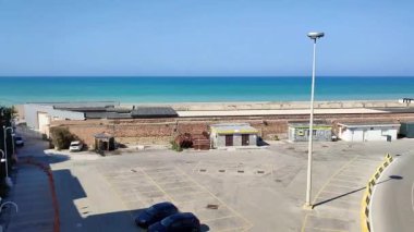 Termoli, Molise, İtalya 12 Nisan 2024: Borgo Antico 'ya yakın Termoli limanı, balıkçı tekneleri ve Tremiti Adaları için bir ara iskele olan Guardia di Finanza ve tersane iskelesi tarafından karakterize edilmiştir.