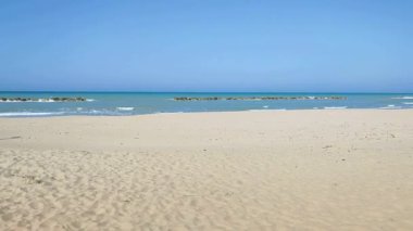 Termoli, Molise, İtalya 12 Nisan 2024: İlkbaharda Lungomare Cristoforo Colombo 'da plaj