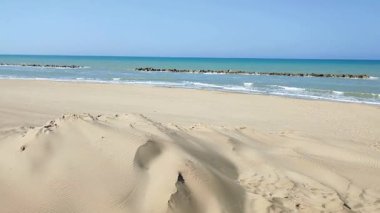 Termoli, Molise, İtalya 12 Nisan 2024: İlkbaharda Lungomare Cristoforo Colombo 'da plaj