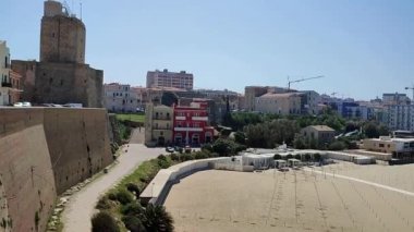 Termoli, Molise, İtalya 12 Nisan 2024: İlkbaharda Lungomare Cristoforo Colombo 'da plaj