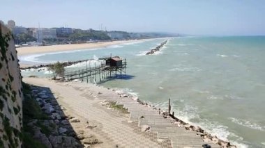 Termoli, Molise, İtalya 12 Nisan 2024: Trabucco Celestino Viale dei Trabucchi 'nin uçurumunda antik köyün eteklerinde