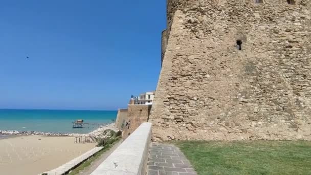 2024年4月12日 以11世纪建造的斯瓦比亚城堡为主的亚得里亚海要塞村 — 图库视频影像