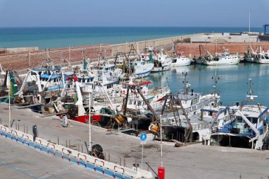 Termoli, Molise, İtalya 12 Nisan 2024: Borgo Antico yakınlarındaki Termoli limanı, balıkçı tekneleri ve Tremiti Adaları için bir ara rıhtım olan Guardia di Finanza, ve kuzeydeki tersane iskelesi ile karakterize edilmiştir.