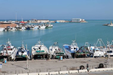 Termoli, Molise, İtalya 12 Nisan 2024: Borgo Antico yakınlarındaki Termoli limanı, balıkçı tekneleri ve Tremiti Adaları için bir ara rıhtım olan Guardia di Finanza, ve kuzeydeki tersane iskelesi ile karakterize edilmiştir.