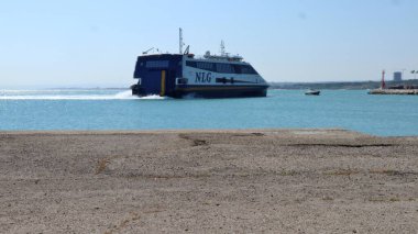 Termoli, Molise, İtalya 12 Nisan 2024: Borgo Antico yakınlarındaki Termoli limanı, balıkçı tekneleri ve Tremiti Adaları için bir ara rıhtım olan Guardia di Finanza, ve kuzeydeki tersane iskelesi ile karakterize edilmiştir.