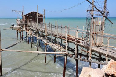 Termoli, Molise, İtalya 12 Nisan 2024: Trabucco Celestino Viale dei Trabucchi 'nin uçurumunda antik köyün eteklerinde