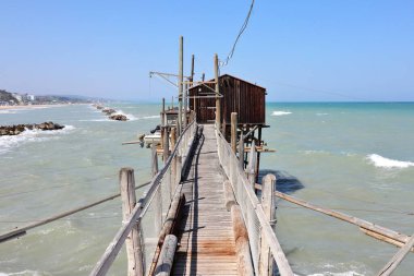 Termoli, Molise, İtalya 12 Nisan 2024: Trabucco Celestino Viale dei Trabucchi 'nin uçurumunda antik köyün eteklerinde