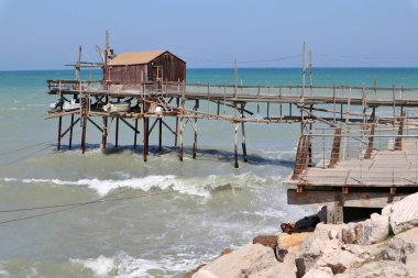 Termoli, Molise, İtalya 12 Nisan 2024: Trabucco Celestino Viale dei Trabucchi 'nin uçurumunda antik köyün eteklerinde