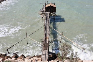 Termoli, Molise, İtalya 12 Nisan 2024: Trabucco Celestino Viale dei Trabucchi 'nin uçurumunda antik köyün eteklerinde