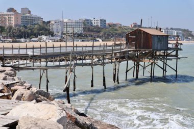 Termoli, Molise, İtalya 12 Nisan 2024: Trabucco Celestino Viale dei Trabucchi 'nin uçurumunda antik köyün eteklerinde