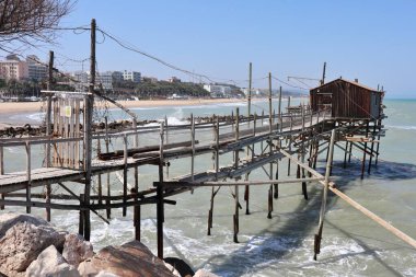 Termoli, Molise, İtalya 12 Nisan 2024: Trabucco Celestino Viale dei Trabucchi 'nin uçurumunda antik köyün eteklerinde