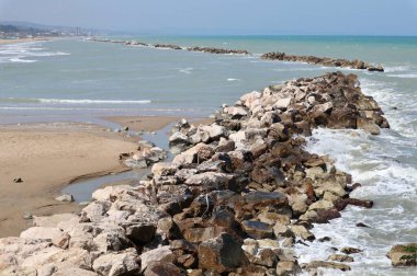 Termoli, Molise, İtalya 12 Nisan 2024: İlkbaharda Lungomare Cristoforo Colombo 'da plaj