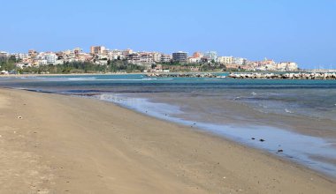 Termoli, Molise, İtalya 12 Nisan 2024: Rio Vivo plajı Via Rio Torto 'dan gelen Il Fenicottero denizine erişim