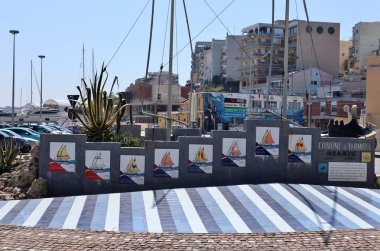 Termoli, Molise, İtalya 12 Nisan 2024: Paranze Anıtı, 21 porselen taş döşeme ile donatılmış tipik balıkçı tekneleri.