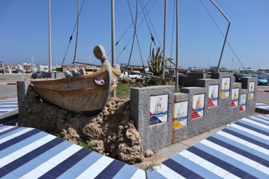 Termoli, Molise, İtalya 12 Nisan 2024: Paranze Anıtı, 21 porselen taş döşeme ile donatılmış tipik balıkçı tekneleri.