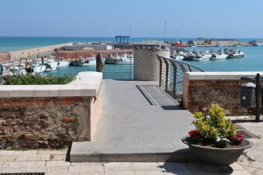 Termoli, Molise, İtalya: Adriyatik Denizi 'ndeki güçlendirilmiş köy, Swabian Kalesi tarafından 11. yüzyılda inşa edildi.