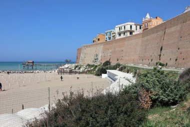 Termoli, Molise, İtalya: Adriyatik Denizi 'ndeki güçlendirilmiş köy, Swabian Kalesi tarafından 11. yüzyılda inşa edildi.