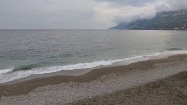 Maiori, Campania, İtalya 16 Nisan 2024: Amalfi Sahili 'nin en uzun plajı, Norman Kulesi' nden limana kadar uzanır.