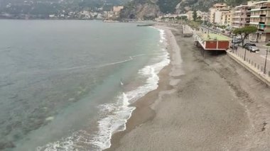 Maiori, Campania, İtalya 16 Nisan 2024: Amalfi Sahili 'nin en uzun plajı, Norman Kulesi' nden limana kadar uzanır.