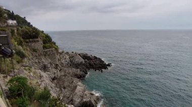 Maiori, Campania, İtalya 16 Nisan 2024: Amalfi Sahili 'nin en uzun plajı, Norman Kulesi' nden limana kadar uzanır.