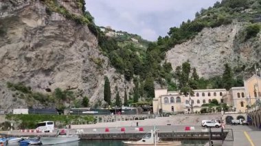 Maiori, Campania, İtalya 16 Nisan 2024: Amendola kıyısındaki turizm limanı