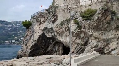 Maiori, Campania, İtalya 16 Nisan 2024: Amendola kıyısındaki turizm limanı